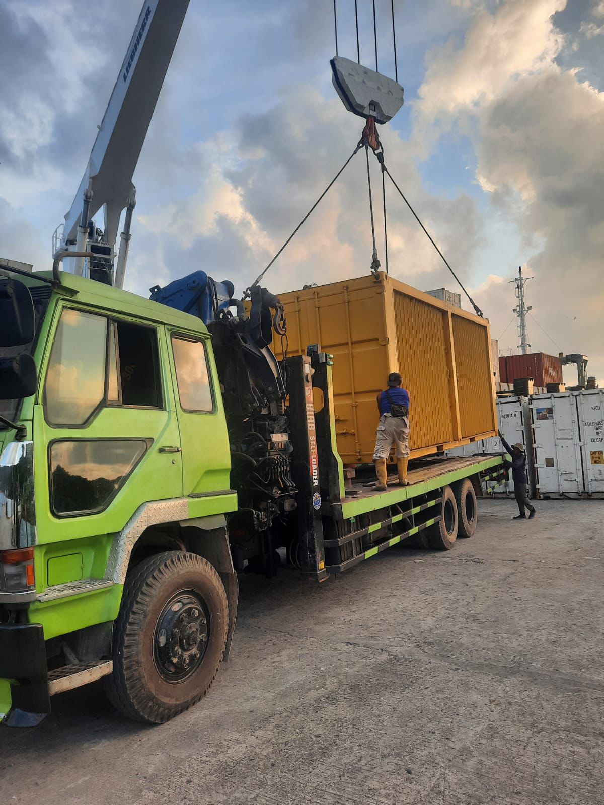 Proyek pengangkatan container dengan crane oleh MDA
